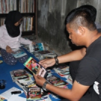 Dua Pegiat Literasi, Imut dan Yusri, di Pustaka Kabanti untuk Donasi Buku
